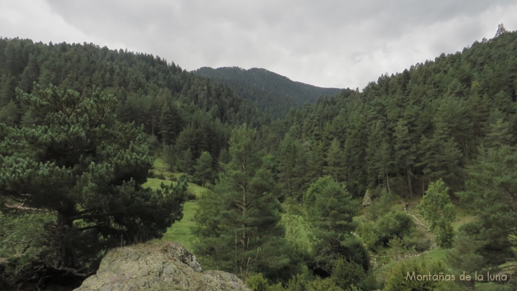 Vistas a la Sierra de Moixeró llegando al Refugio del Serrat de Les Esposes